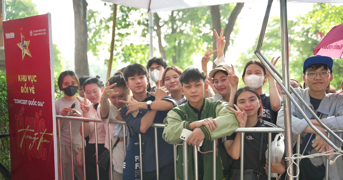 Hàng dài người xếp hàng đổi vé concert Quốc gia do báo Nhân Dân tổ chức