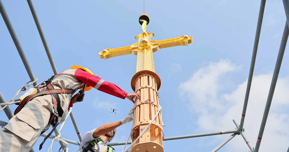 Gallery - Hai Thánh giá mạ vàng 400 kg được lắp đặt tại Nhà thờ Đức Bà | Báo Tri thức và Cuộc sống - TIN TỨC PHỔ BIẾN KIẾN THỨC 24H