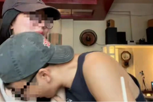 View - Đỏ mặt với hành động của các cặp đôi giữa nơi công cộng | Báo Tri thức và Cuộc sống - TIN TỨC PHỔ BIẾN KIẾN THỨC 24H