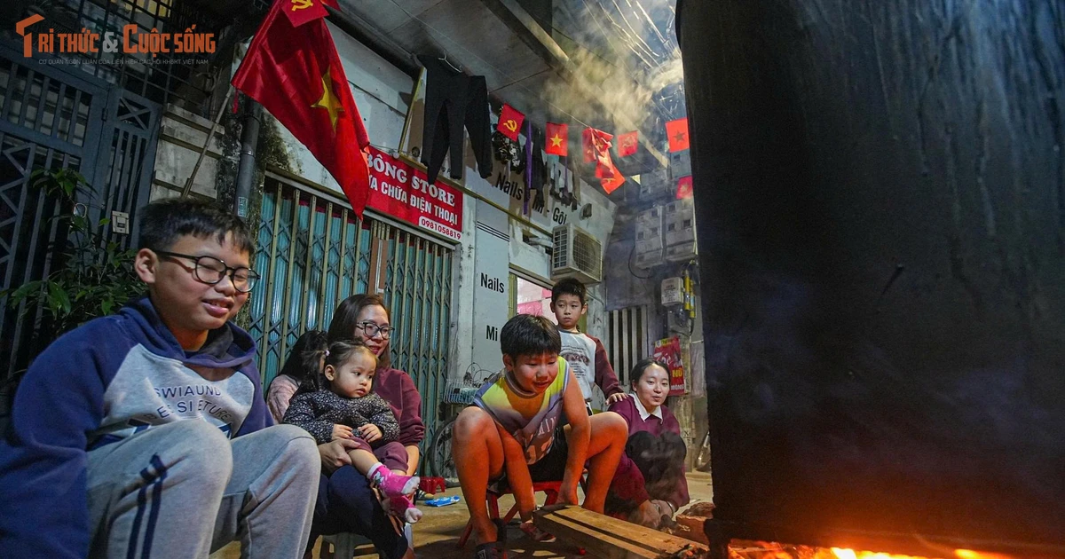 View - Người Hà Nội thức xuyên đêm gói bánh chưng, giữ gìn nét Tết truyền thống | Báo Tri thức và Cuộc sống - TIN TỨC PHỔ BIẾN KIẾN THỨC 24H