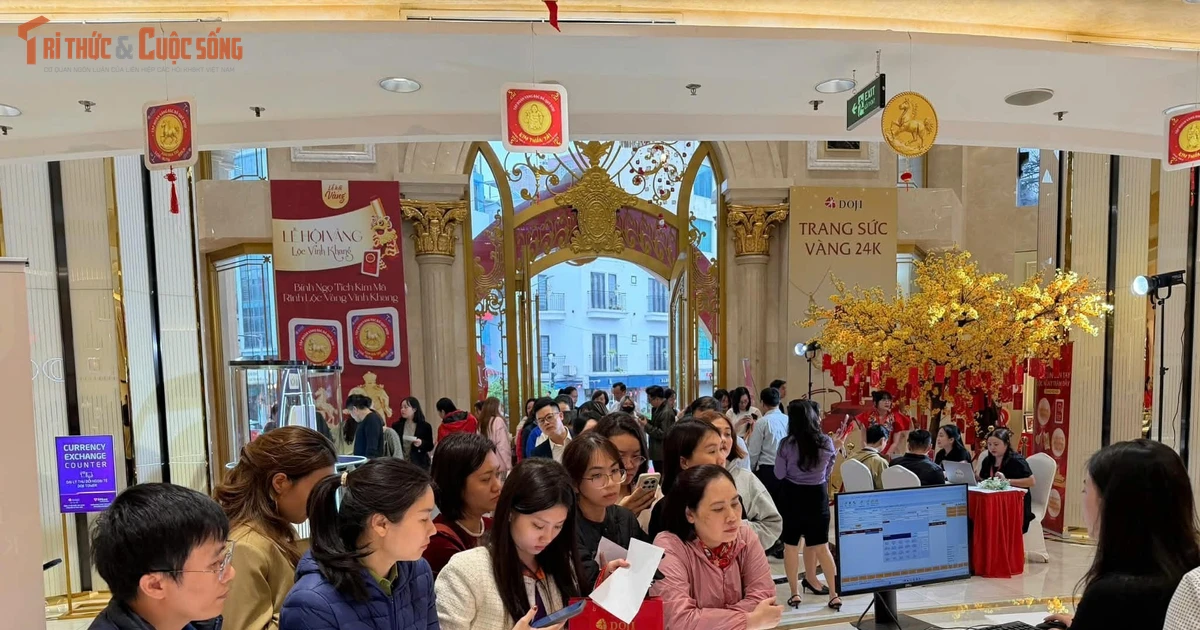 View - Dòng người Hà Nội xếp hàng mua vàng chiều sát ngày vía Thần Tài 2026 | Báo Tri thức và Cuộc sống - TIN TỨC PHỔ BIẾN KIẾN THỨC 24H