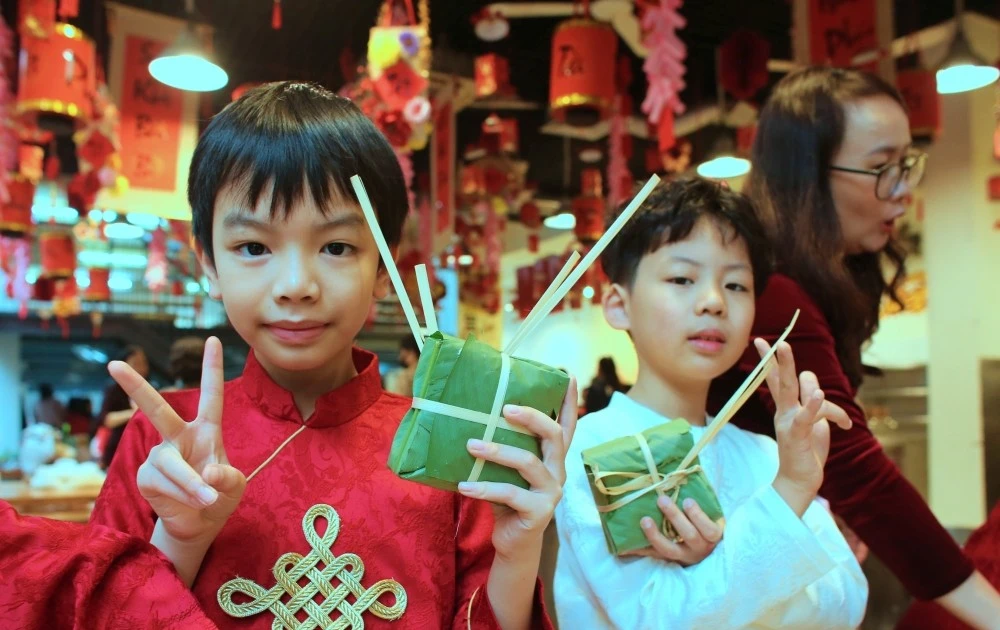 View - Học sinh Marie Curie rộn ràng hội gói bánh chưng, gìn giữ hồn Tết Việt | Báo Tri thức và Cuộc sống - TIN TỨC PHỔ BIẾN KIẾN THỨC 24H