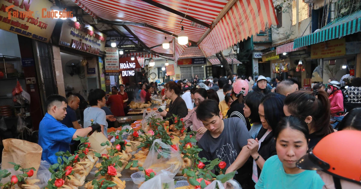 Gallery - Người Hà Nội 'thức cùng trời sáng' xếp hàng mua gà ngậm bông hồng giá 'khủng' | Báo Tri thức và Cuộc sống - TIN TỨC PHỔ BIẾN KIẾN THỨC 24H