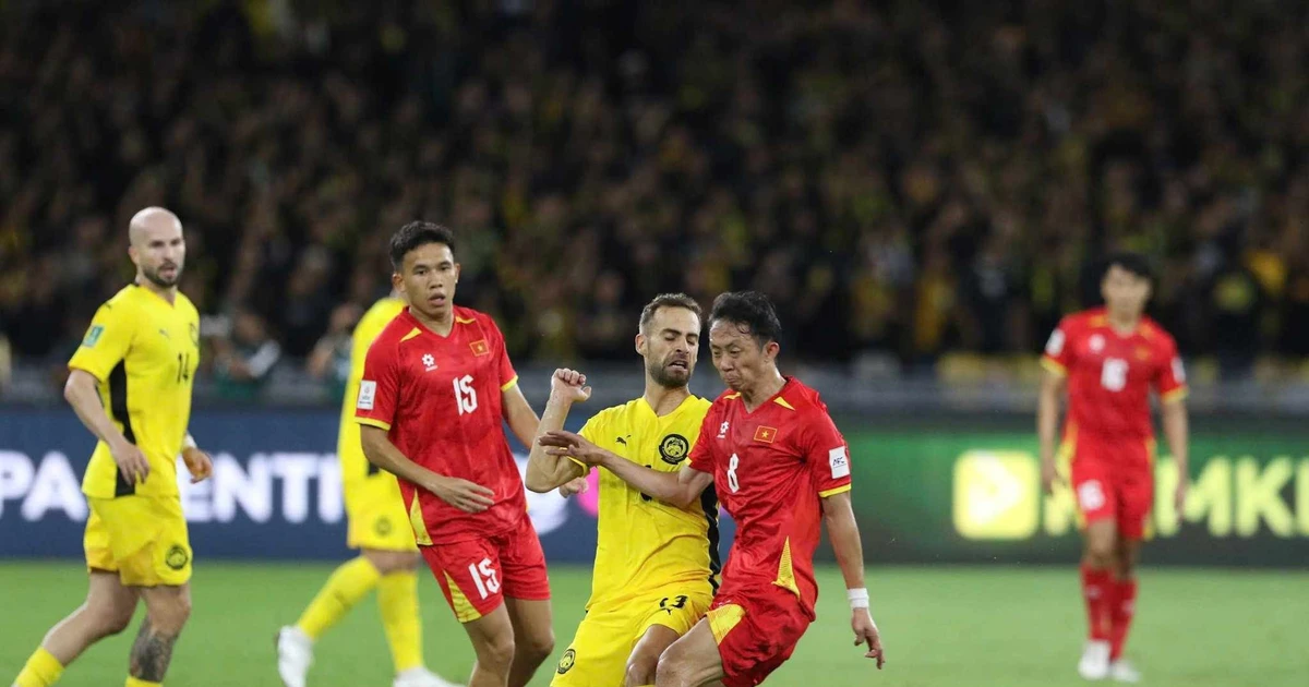CĐV an ủi ĐTQG Việt Nam sau trận thua trước Malaysia