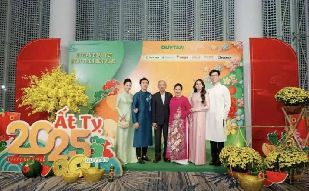 View - 'Nữ giảng viên hot nhất cõi mạng' Midu lần đầu lộ ảnh với gia đình chồng | Báo Tri thức và Cuộc sống - TIN TỨC PHỔ BIẾN KIẾN THỨC 24H