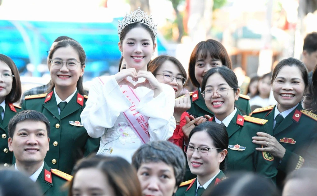 View - Nữ quân nhân đầu tiên đoạt Á hậu Hoa hậu Việt Nam gây sốt mạng | Báo Tri thức và Cuộc sống - TIN TỨC PHỔ BIẾN KIẾN THỨC 24H