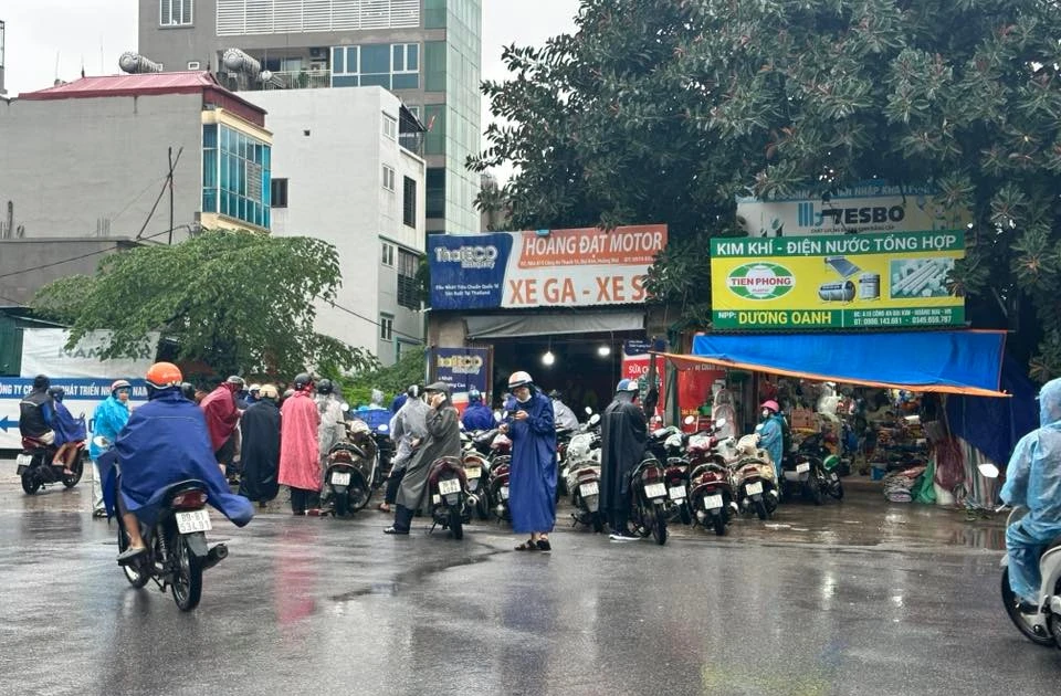 View - Ngập sau mưa, dịch vụ sửa xe máy ở Hà Nội "đắt hàng" | Báo Tri thức và Cuộc sống - TIN TỨC PHỔ BIẾN KIẾN THỨC 24H