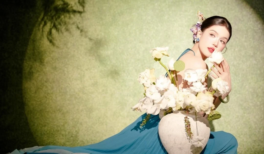 View - 'Nữ hoàng nội y' Ngọc Trinh hóa nàng thơ khoe đường cong mềm mại bên hoa sen | Báo Tri thức và Cuộc sống - TIN TỨC PHỔ BIẾN KIẾN THỨC 24H