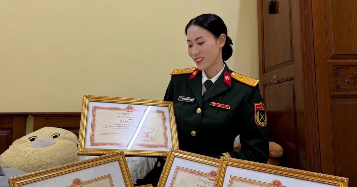 View - Hoa khôi bóng chuyền mang hàm Đại uý gây sốt với ảnh tổng kết 2025 | Báo Tri thức và Cuộc sống - TIN TỨC PHỔ BIẾN KIẾN THỨC 24H