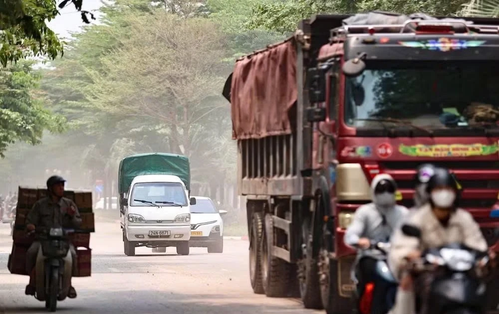 Gallery - Xe tải "quần thảo" bụi phủ trắng con phố ở Hà Nội | Báo Tri thức và Cuộc sống - TIN TỨC PHỔ BIẾN KIẾN THỨC 24H