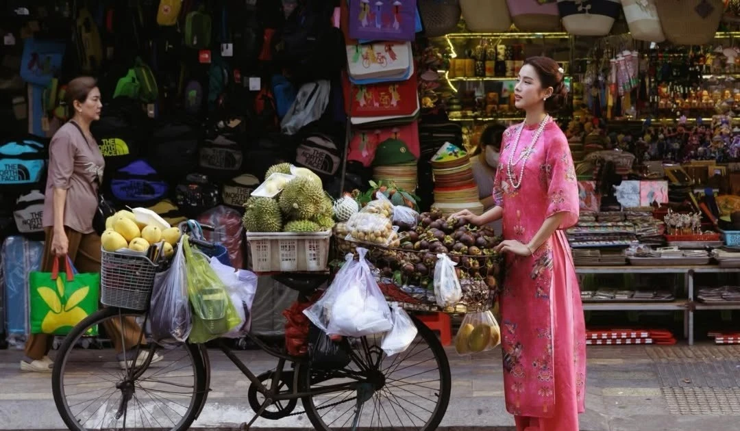 View - “Gái xinh vũ trụ VFC” xúng xính áo dài, thả dáng giữa phố Sài Gòn | Báo Tri thức và Cuộc sống - TIN TỨC PHỔ BIẾN KIẾN THỨC 24H