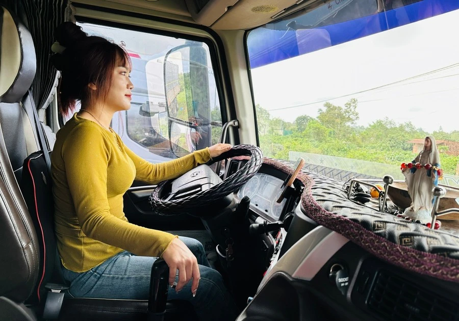 View - Nữ tài xế lái xe tải chở hàng cứu trợ miễn phí cho miền Trung | Báo Tri thức và Cuộc sống - TIN TỨC PHỔ BIẾN KIẾN THỨC 24H