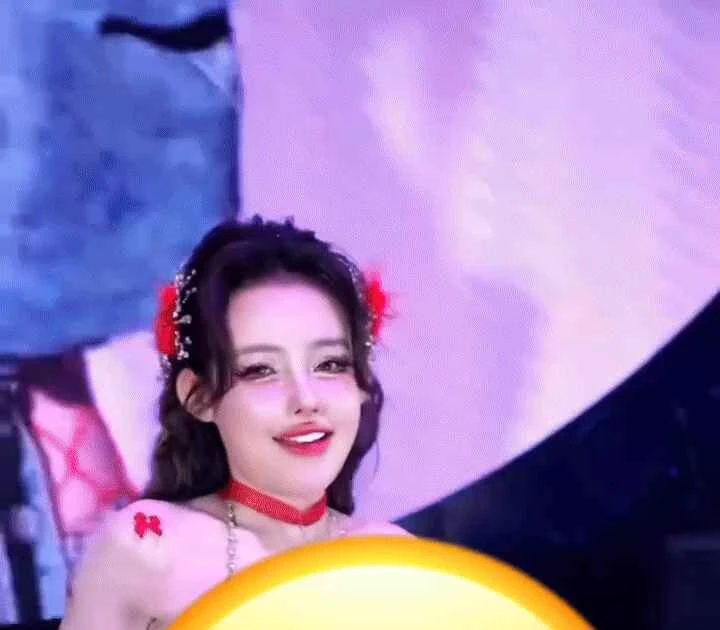 Gallery - DJ Ngân 98 lại mặc đồ "có cũng như không" | Báo Tri thức và Cuộc sống - TIN TỨC PHỔ BIẾN KIẾN THỨC 24H