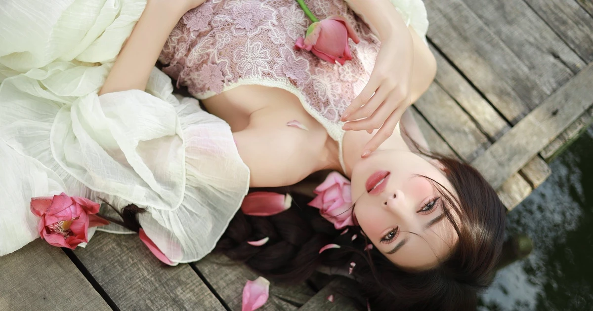 View - Lilly Luta chụp ảnh hoa sen, netizen khen ngợi hết lời về nhan sắc | Báo Tri thức và Cuộc sống - TIN TỨC PHỔ BIẾN KIẾN THỨC 24H