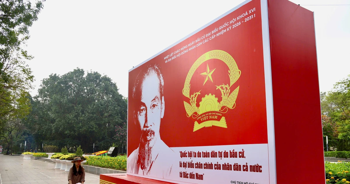 View - Hà Nội rực rỡ cờ hoa hướng tới ngày hội toàn dân đi bầu cử | Báo Tri thức và Cuộc sống - TIN TỨC PHỔ BIẾN KIẾN THỨC 24H