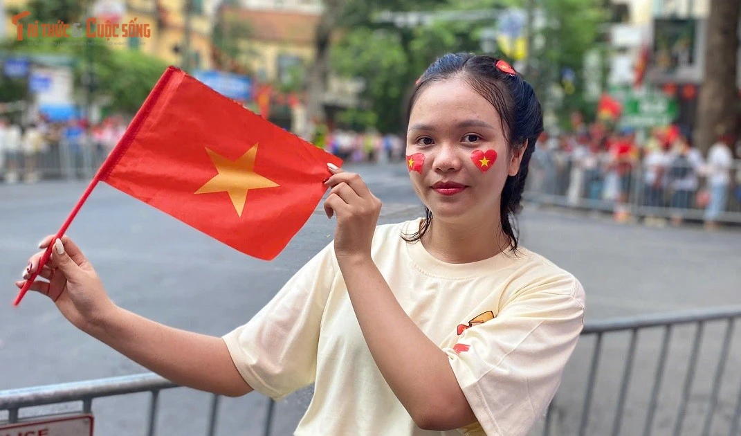 View - Giới trẻ háo hức xem diễu binh, diễu hành A80 trên phố | Báo Tri thức và Cuộc sống - TIN TỨC PHỔ BIẾN KIẾN THỨC 24H