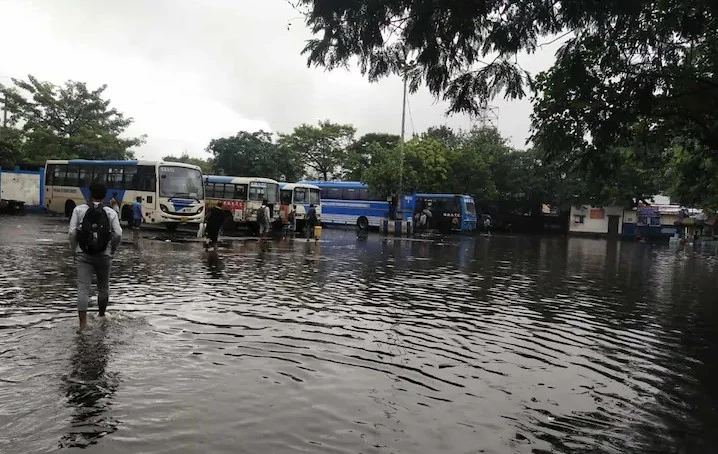 Đường phố ngập lụt vì mưa lớn, 7 người bị điện giật tử vong