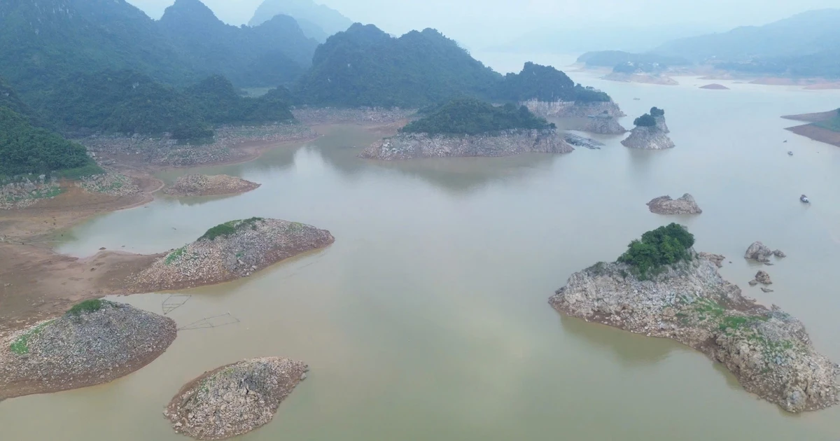 Gallery - Mực nước hồ thủy điện Hòa Bình thấp kỷ lục | Báo Tri thức và Cuộc sống - TIN TỨC PHỔ BIẾN KIẾN THỨC 24H