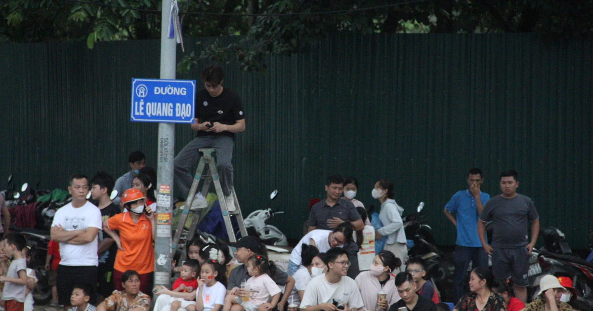View - Người dân xếp hàng dài dọc đường Lê Quang Đạo chờ xem dàn khí tài diễu binh | Báo Tri thức và Cuộc sống - TIN TỨC PHỔ BIẾN KIẾN THỨC 24H