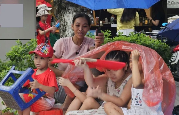 Người dân "đội mưa" kiên trì chờ xem tổng hợp luyện diễu binh, diễu hành