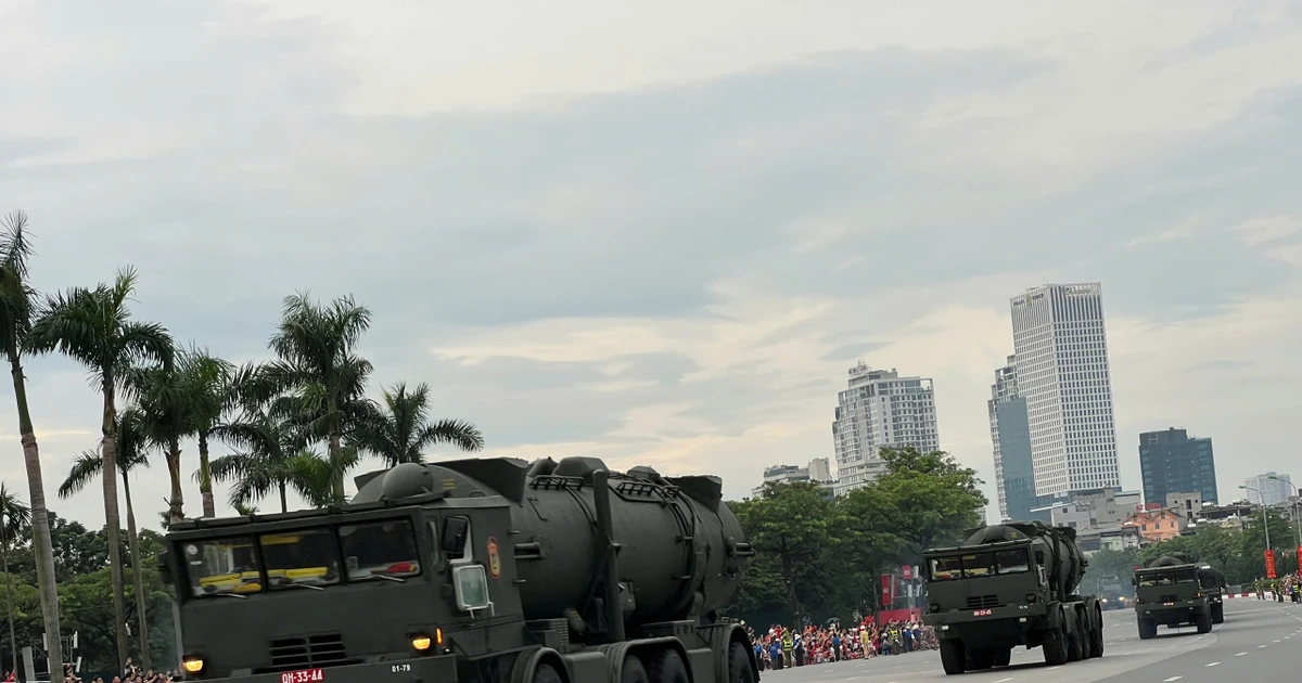 Dàn khí tài hiện đại di chuyển vào trung tâm Hà Nội
