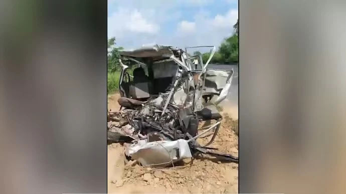 Xe buýt tông trực diện ô tô, 15 người thương vong