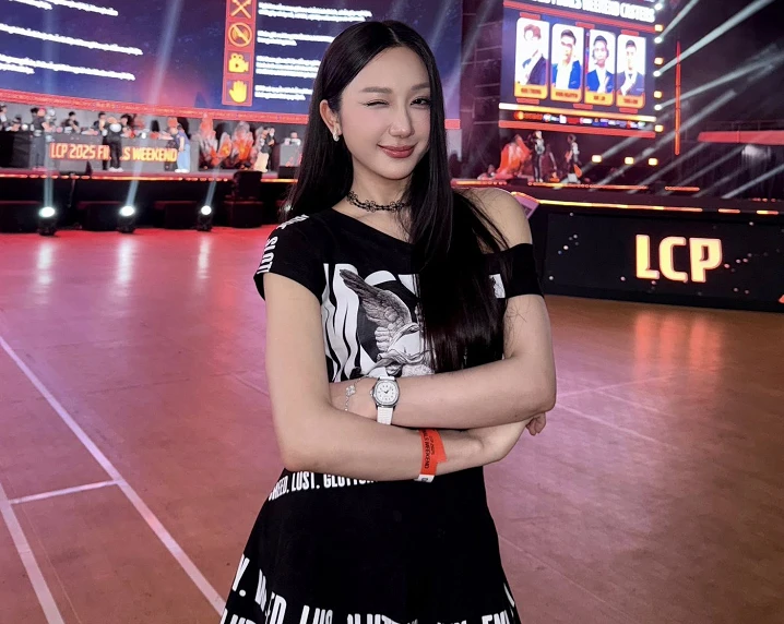 Nữ streamer diện đồ trễ nải gây tranh cãi lớn trong cộng đồng