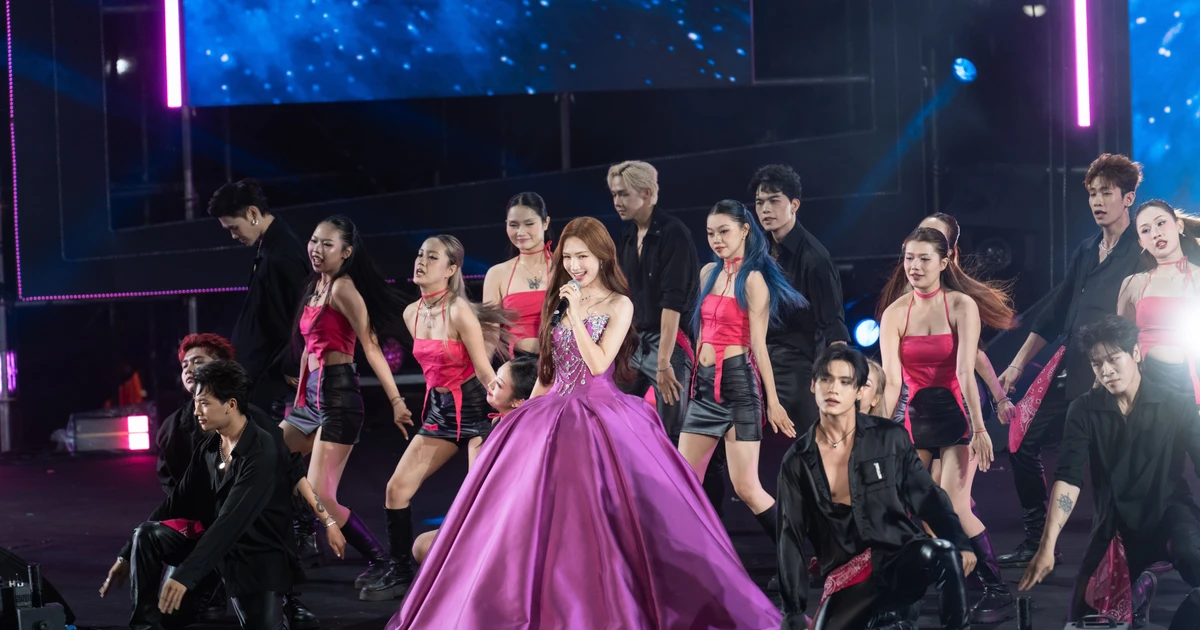 View - Hòa Minzy hóa 'tiên tử', cháy hết mình cùng hàng ngàn sinh viên | Báo Tri thức và Cuộc sống - TIN TỨC PHỔ BIẾN KIẾN THỨC 24H