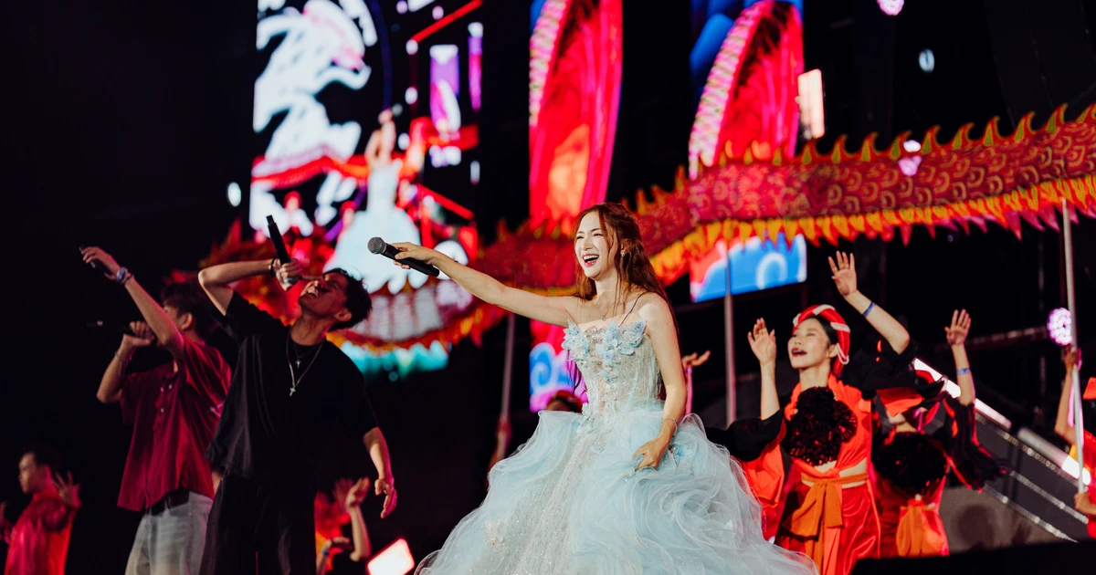 View - Hòa Minzy bùng cháy khuấy đảo sân khấu cùng hàng nghìn sinh viên Cần Thơ | Báo Tri thức và Cuộc sống - TIN TỨC PHỔ BIẾN KIẾN THỨC 24H