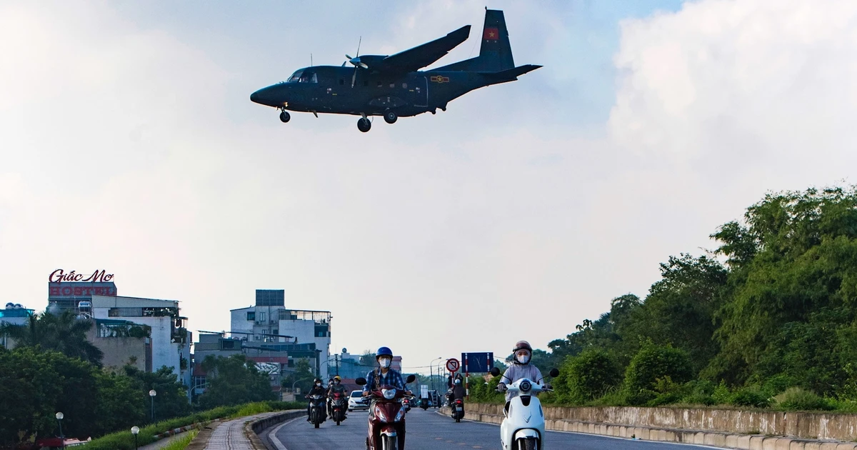 View - Xem phi đội máy bay vận tải Casa luyện tập trên bầu trời Hà Nội | Báo Tri thức và Cuộc sống - TIN TỨC PHỔ BIẾN KIẾN THỨC 24H