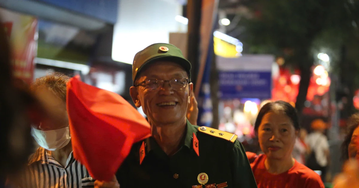 View - Ngàn người hân hoan chờ đón Tổng duyệt diễu binh, diễu hành | Báo Tri thức và Cuộc sống - TIN TỨC PHỔ BIẾN KIẾN THỨC 24H