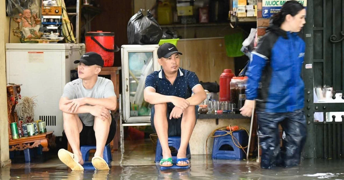 Hà Nội Ngập Lụt Nặng Sau Mưa Lớn, Người Dân Phải Chống Chọi Khó Khăn