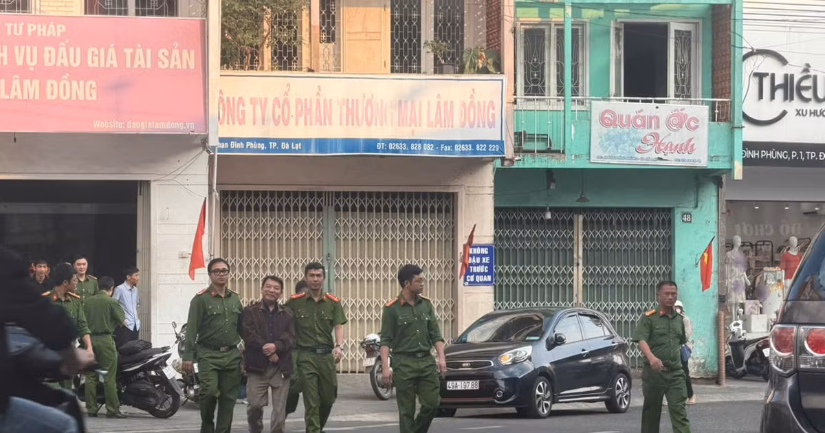 View - Khám xét nơi làm việc, nhà riêng giám đốc Trung tâm đấu giá Lâm Đồng | Báo Tri thức và Cuộc sống - TIN TỨC PHỔ BIẾN KIẾN THỨC 24H