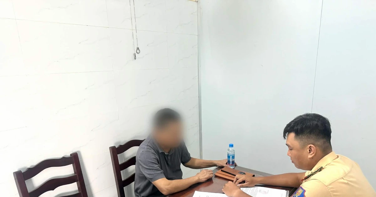 View - 'Tiết kiệm thời gian' – tài xế bị phạt 19 triệu đồng | Báo Tri thức và Cuộc sống - TIN TỨC PHỔ BIẾN KIẾN THỨC 24H