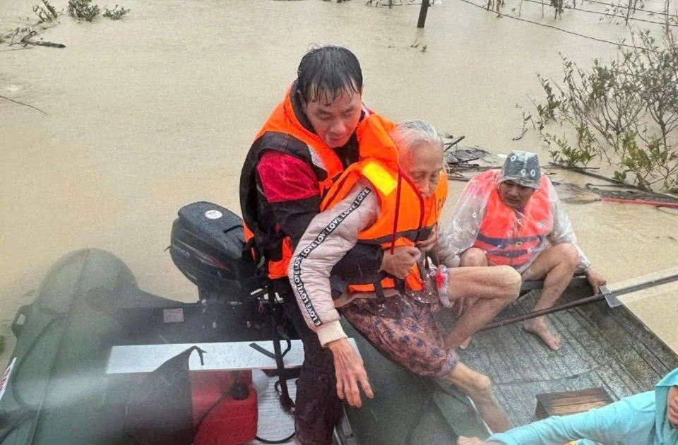 Gallery -  Công an Gia Lai dốc toàn lực hỗ trợ người dân vùng lũ | Báo Tri thức và Cuộc sống - TIN TỨC PHỔ BIẾN KIẾN THỨC 24H