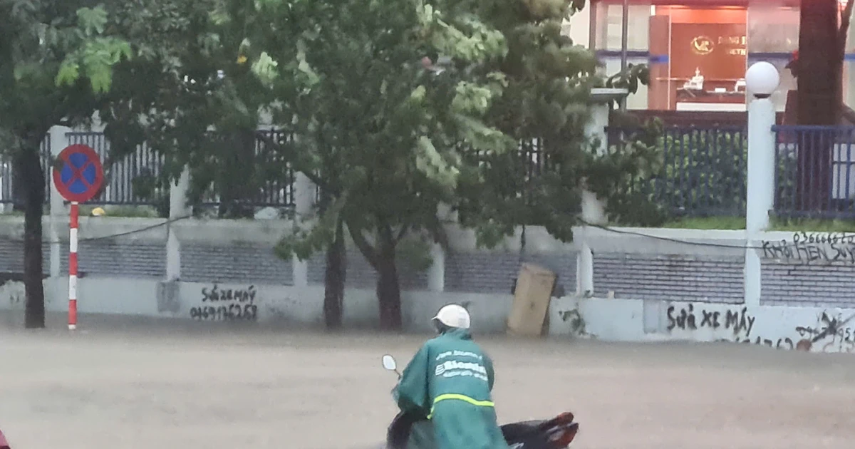 Mưa lớn gây ngập sâu tại Hà Nội sáng 7/10