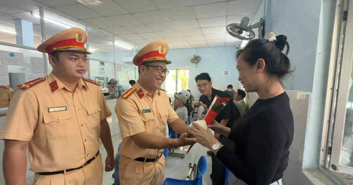 View - Đi nộp phạt, nhiều phụ nữ bất ngờ nhận quà từ CSGT | Báo Tri thức và Cuộc sống - TIN TỨC PHỔ BIẾN KIẾN THỨC 24H