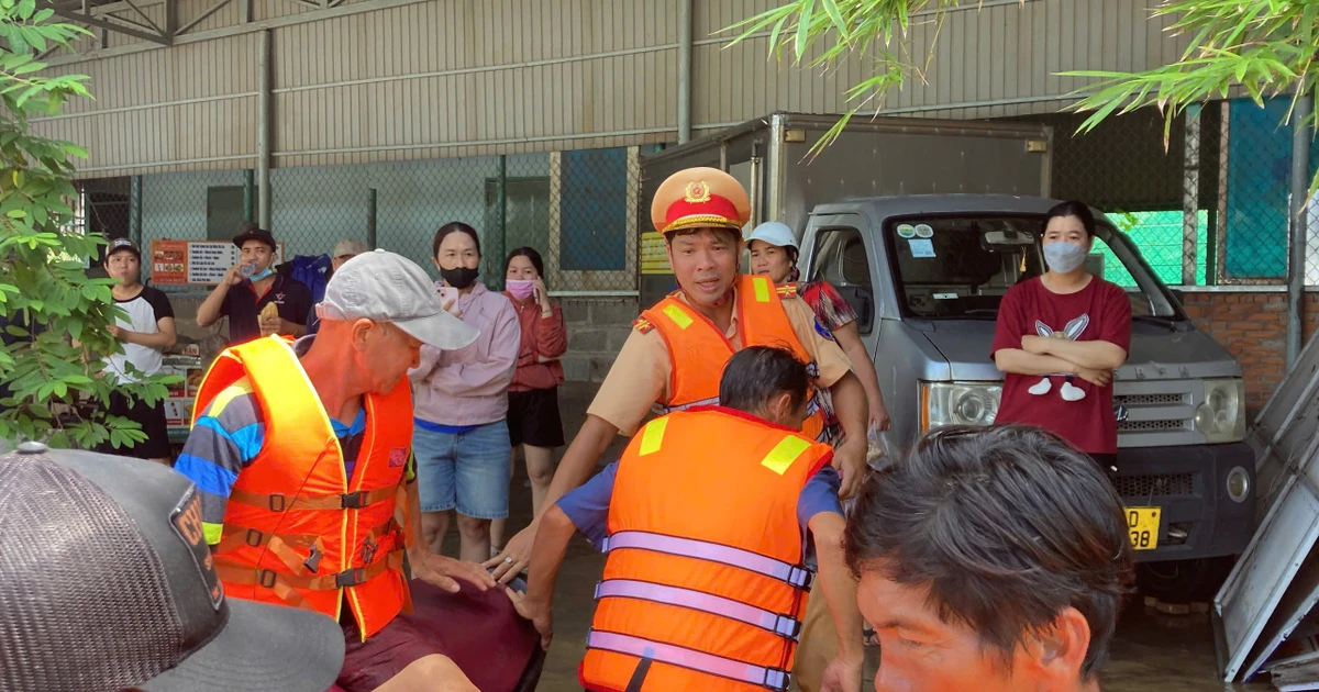 View - Lực lượng chức năng Lâm Đồng ứng cứu người dân trong tâm lũ Hàm Thắng | Báo Tri thức và Cuộc sống - TIN TỨC PHỔ BIẾN KIẾN THỨC 24H