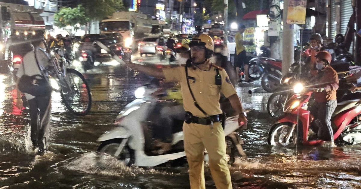 View - CSGT vừa phân luồng, vừa giúp dân giữa mênh mông “biển nước” | Báo Tri thức và Cuộc sống - TIN TỨC PHỔ BIẾN KIẾN THỨC 24H