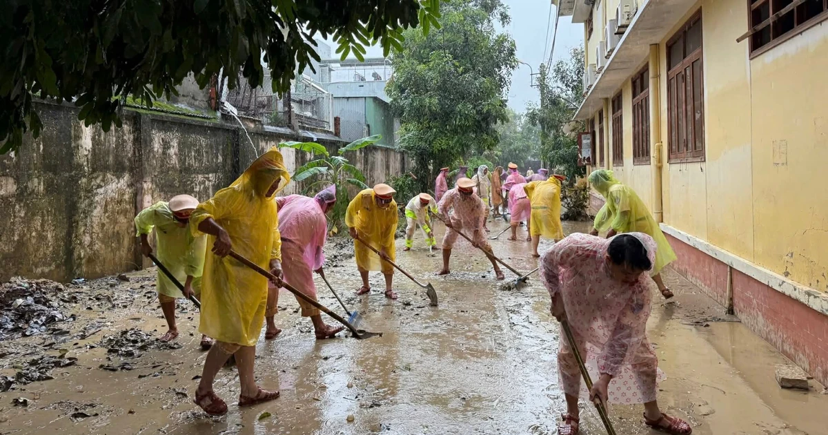 View - CSGT TP HCM lội bùn giúp dân khắc phục thiên tai ở Gia Lai | Báo Tri thức và Cuộc sống - TIN TỨC PHỔ BIẾN KIẾN THỨC 24H