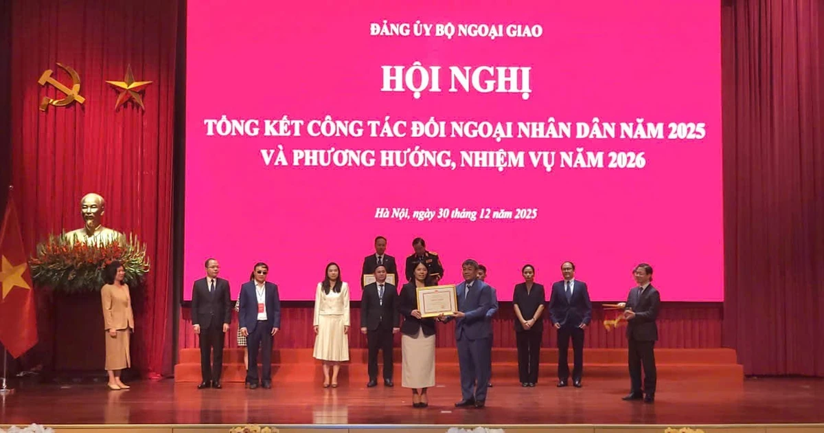 View - VUSTA nhận Bằng khen của Bộ Ngoại giao vì những đóng góp trong công tác đối ngoại nhân dân 2025 | Báo Tri thức và Cuộc sống - TIN TỨC PHỔ BIẾN KIẾN THỨC 24H