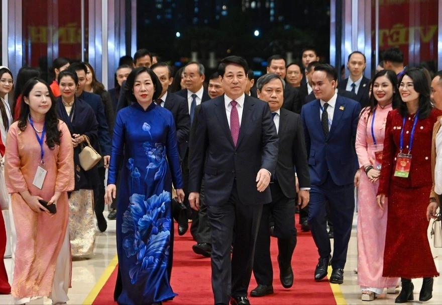 View - Chủ tịch nước Lương Cường dự chương trình nghệ thuật Xuân Quê hương 2026 | Báo Tri thức và Cuộc sống - TIN TỨC PHỔ BIẾN KIẾN THỨC 24H