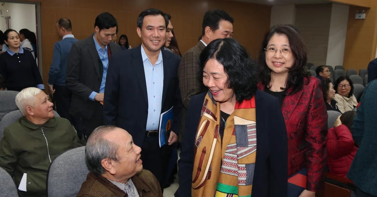 View - Chủ tịch Bùi Thị Minh Hoài dự Hội nghị lấy ý kiến cử tri nơi cư trú đối với người ứng cử đại biểu Quốc hội | Báo Tri thức và Cuộc sống - TIN TỨC PHỔ BIẾN KIẾN THỨC 24H