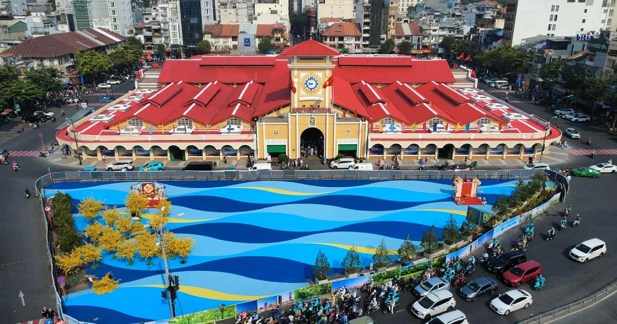 View - Bất ngờ chợ Bến Thành khoác áo mới với sắc xanh sóng biển | Báo Tri thức và Cuộc sống - TIN TỨC PHỔ BIẾN KIẾN THỨC 24H