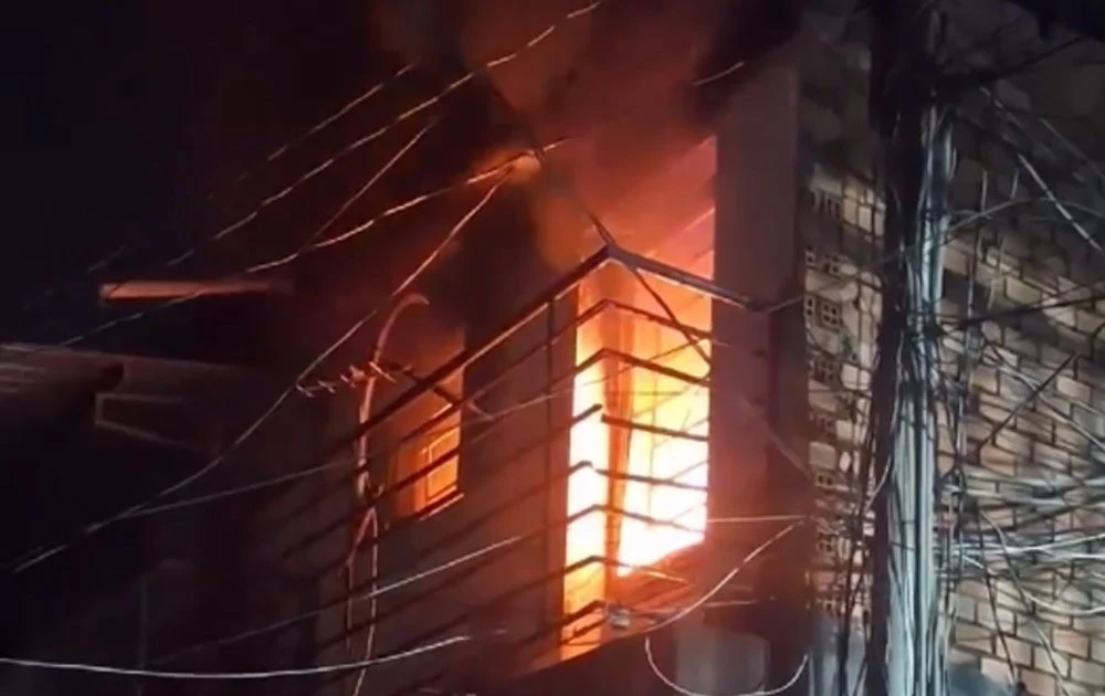 Gallery - Cháy nhà ở TP HCM, đục cửa cứu cụ ông khỏi biển lửa | Báo Tri thức và Cuộc sống - TIN TỨC PHỔ BIẾN KIẾN THỨC 24H