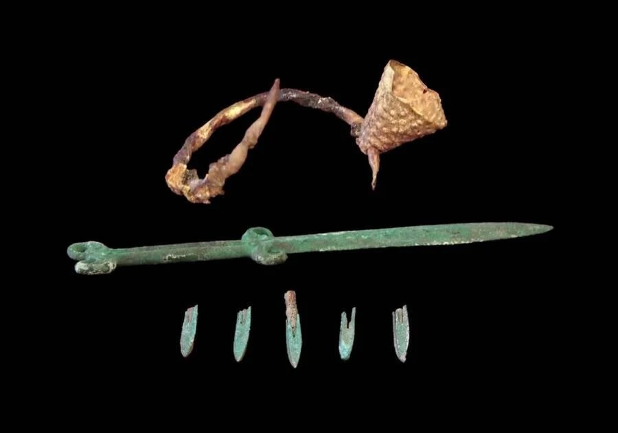 View - Giật mình thấy chiến binh cầm kiếm đồng 2.500 năm tuổi trong mộ cổ | Báo Tri thức và Cuộc sống - TIN TỨC PHỔ BIẾN KIẾN THỨC 24H