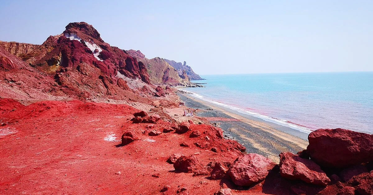 View - Hòn đảo có bãi biển màu đỏ rực sau mưa đặc biệt thế nào? | Báo Tri thức và Cuộc sống - TIN TỨC PHỔ BIẾN KIẾN THỨC 24H