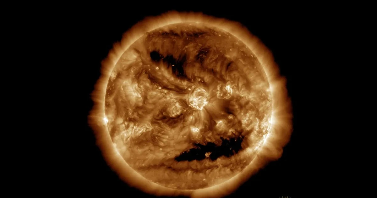 View - Chụp được ảnh 'nụ cười ma quái' của Mặt trời giống bí ngô dịp Halloween | Báo Tri thức và Cuộc sống - TIN TỨC PHỔ BIẾN KIẾN THỨC 24H