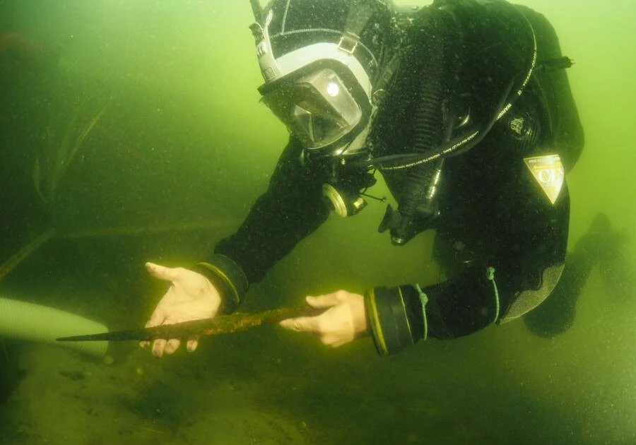 View - 4 báu vật thời Trung cổ lộ diện dưới đáy hồ nước | Báo Tri thức và Cuộc sống - TIN TỨC PHỔ BIẾN KIẾN THỨC 24H