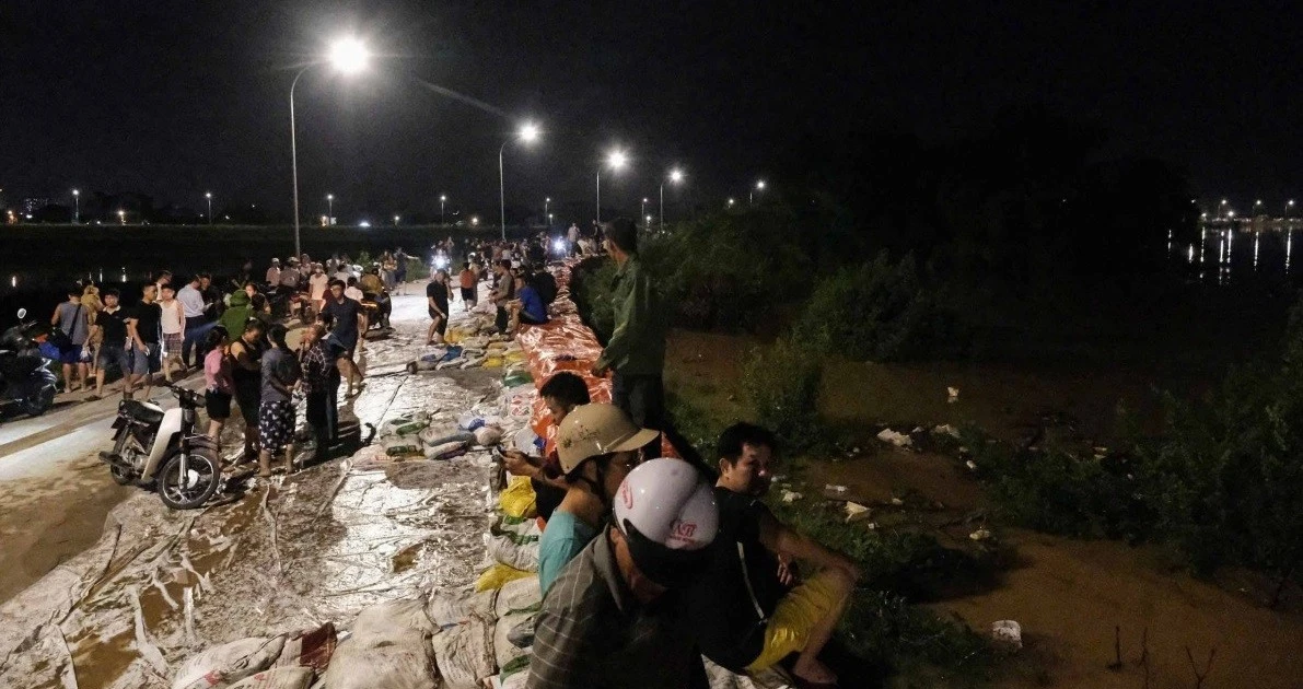 View - Lũ sông Cầu đạt đỉnh, gần 2.000 người ở Bắc Ninh xuyên đêm đắp đê Đẩu Hàn | Báo Tri thức và Cuộc sống - TIN TỨC PHỔ BIẾN KIẾN THỨC 24H